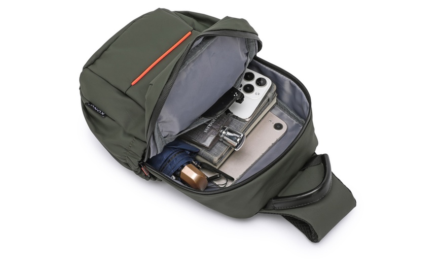 Image 14: Wasserfeste Umhänge-Brusttasche für Herren