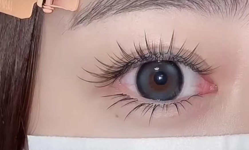 Image 3: Up to 38% Off on Eyelash Extensions at Tata eyelashes extensions