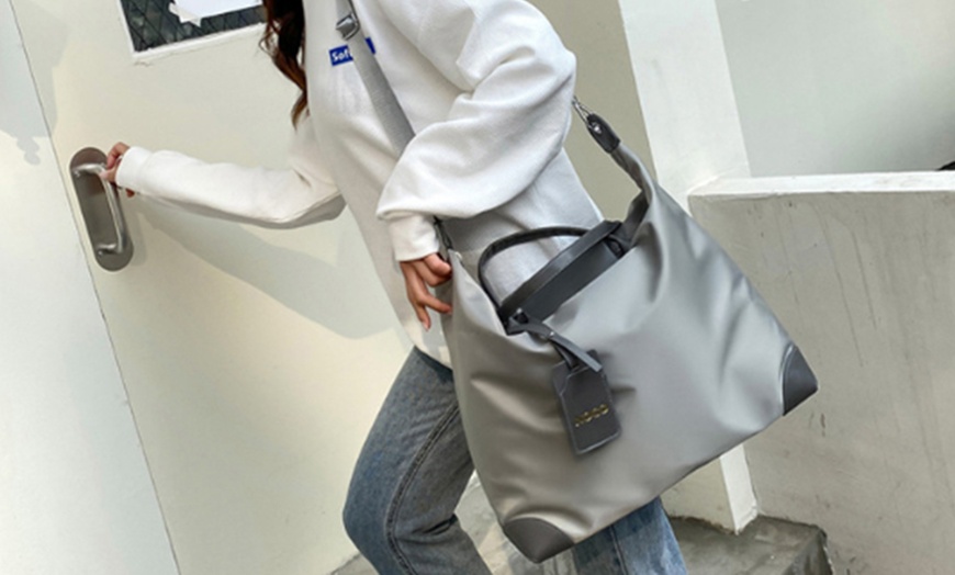 Image 5: Water-resistant Large Tote Bag with Zip Closure and Trolley Sleeve
