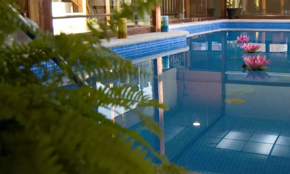 Hidromasaje privado con bombones y cava para 2 con opción a habitación