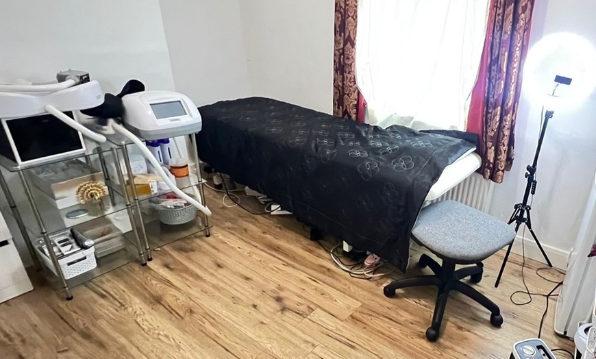 Image 2: Full Set of Eyelash Extensions + Optional Fill for Fuller Lashes