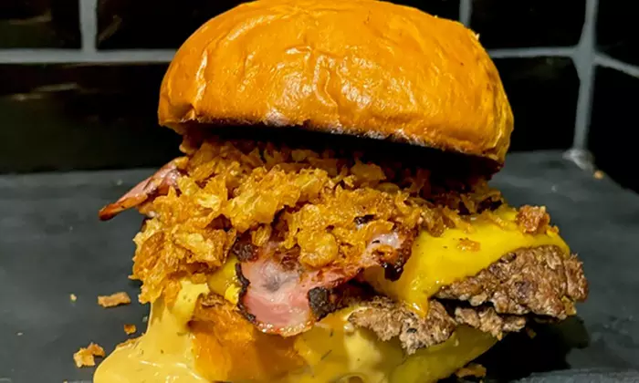 Descubre sabores únicos con un menú de hamburguesas para 2 o 4 personas con hasta un 42% de descuento - Primary Image