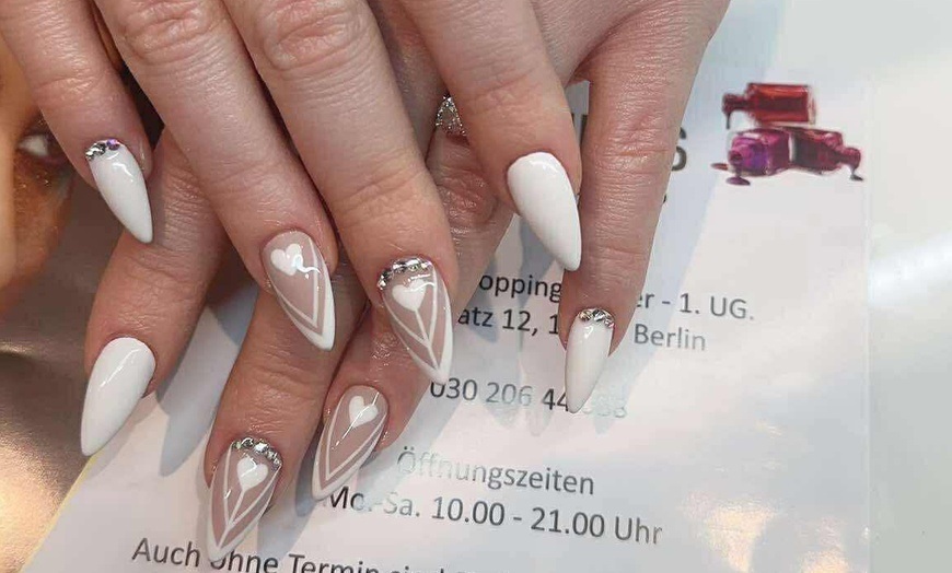 Image 3: 65 Min. Basic oder Premium Mani- und Pediküre für 1 Person