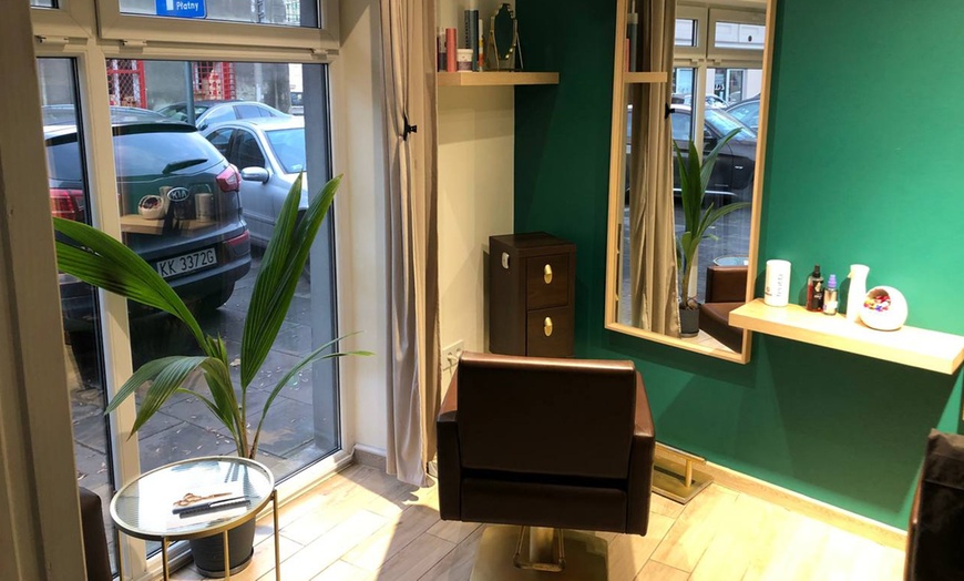 Image 2: Zadbaj o swoje włosy – koloryzacja, strzyżenie i regeneracja