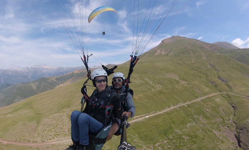 Image 2: Vuelo en parapente biplaza con instructor titulado para 1 persona 