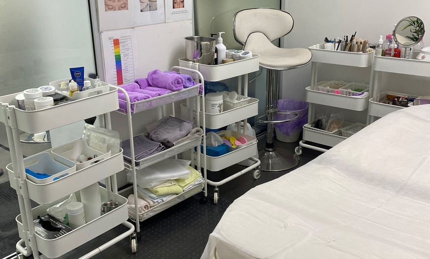 Image 3: 5, 8, 10 Sessions or 6Week Hair Restoration Theraphy for 1 or 2 People