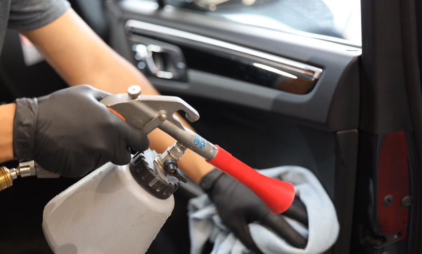 Image 2: Innen- od. Außenreinigung „Basic“ / „Intensiv“ für 1 Mittelklassewagen