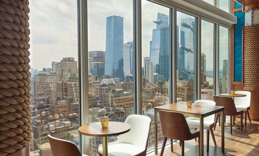 Image 4: Resort in Midtown Manhattan with Rooftop Pool 
