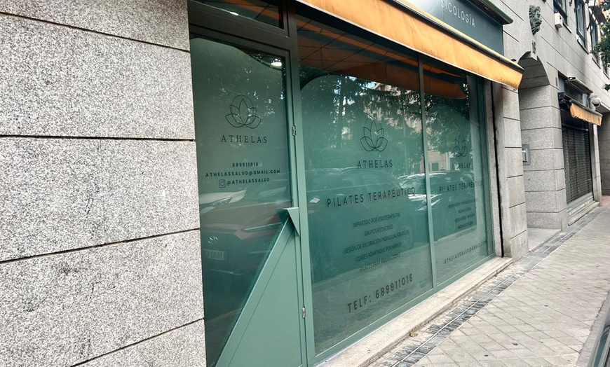 Image 2: Sesión de fisioterapia avanzada con diagnóstico y valoración previa