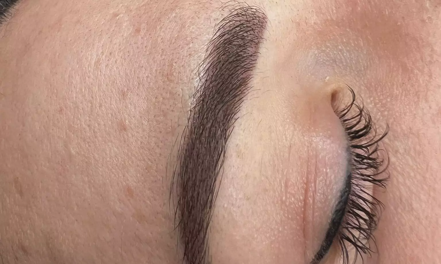 Perfekt definierte Brauen & Lippen durch Permanent Make-up