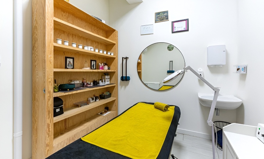 Image 12: Manicure of nagelbehandeling naar keuze