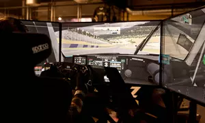 Adrenalin pur: Rennsportfeeling im Full-Motion Simulator auf legendären Strecken (bis 31% sparen)