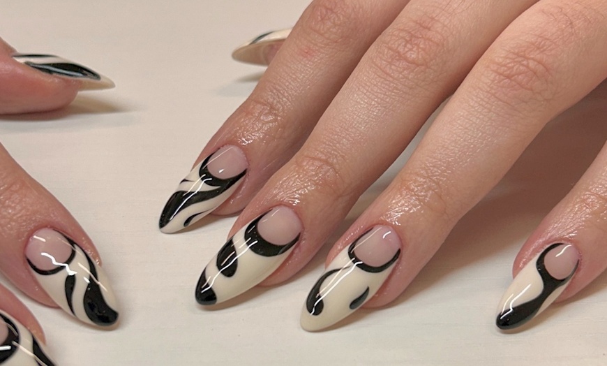 Image 3: Get a Structured Manicure With Soft or Hard Gel for Elegant Nails