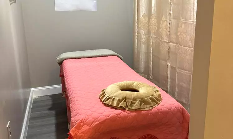 60-Minute Single or Couple's Swedish or Deep Tissue Massage Experience