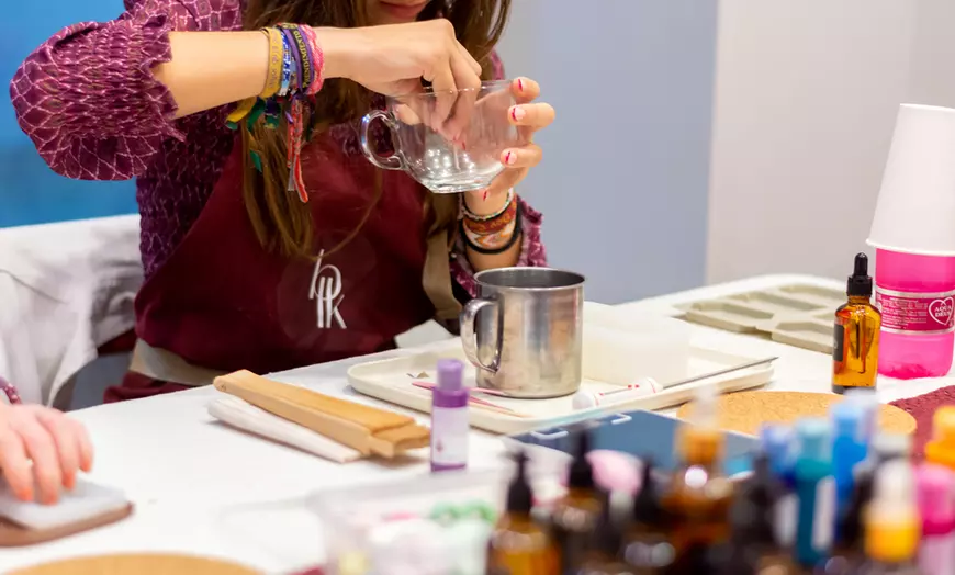 Image 20: Crea tus propias velas - 3 velas durante 3 h con vino y picoteo 