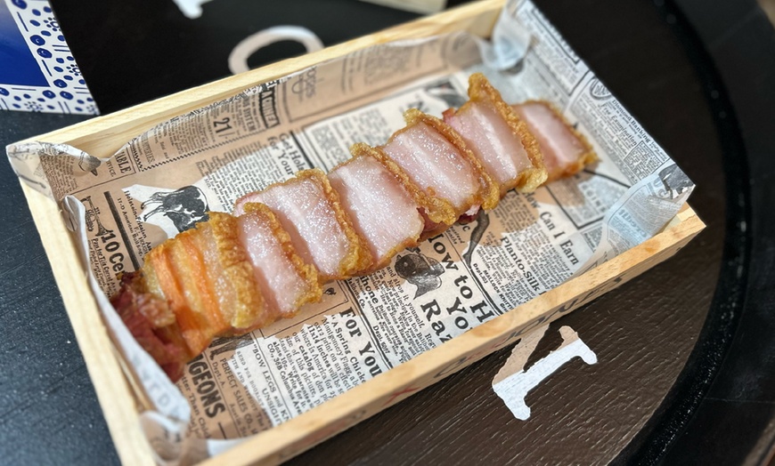 Image 7: Menú andaluz con entrantes, principales y bebidas