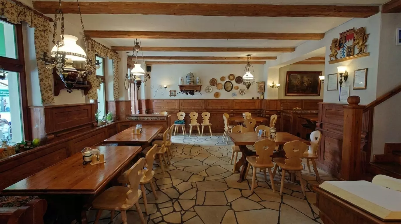 Berliner Eisbein mit Erbspüree, Sauerkraut und Salzkartoffeln