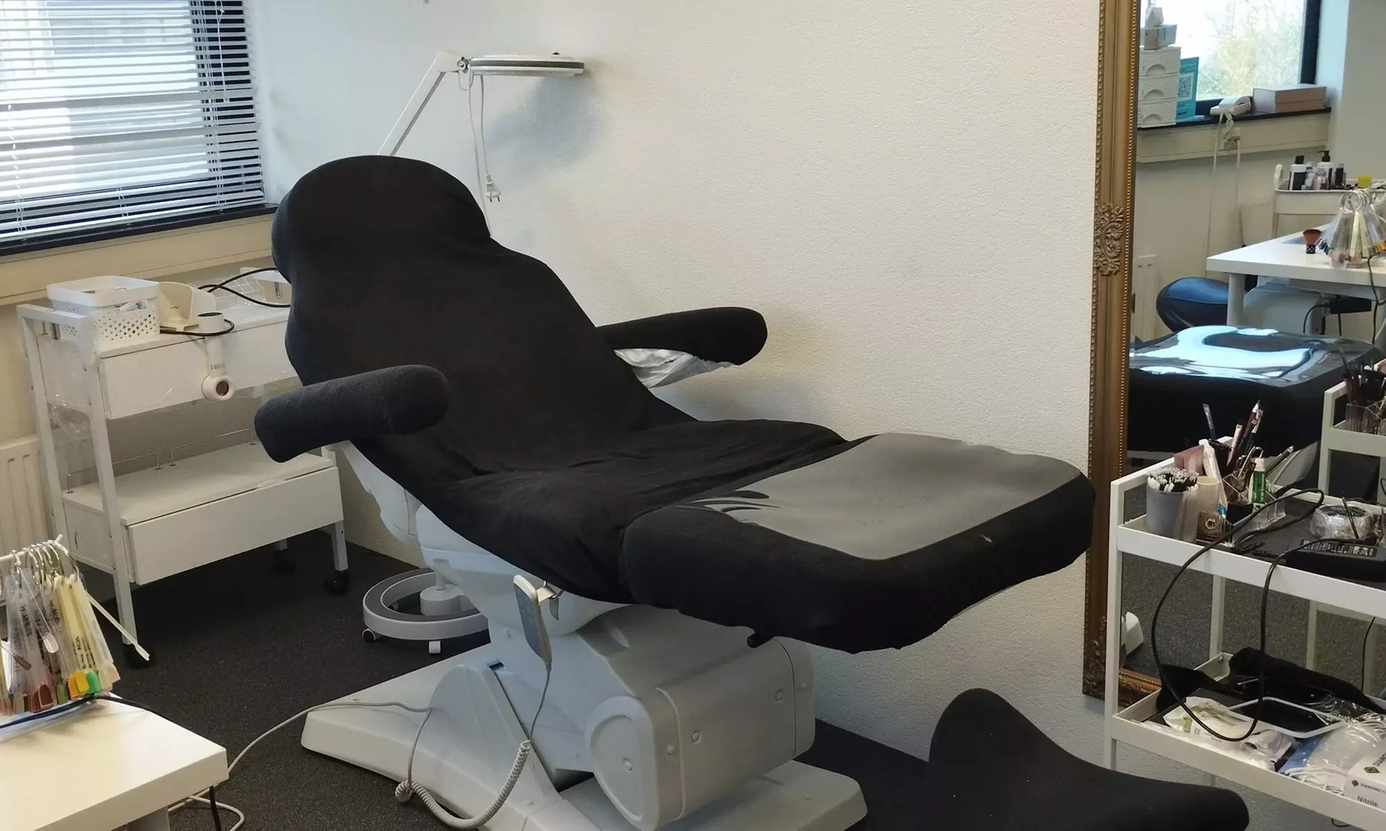 Wordt wakker met scherpe wenkbrauwen of verleidelijke lippen door PMU