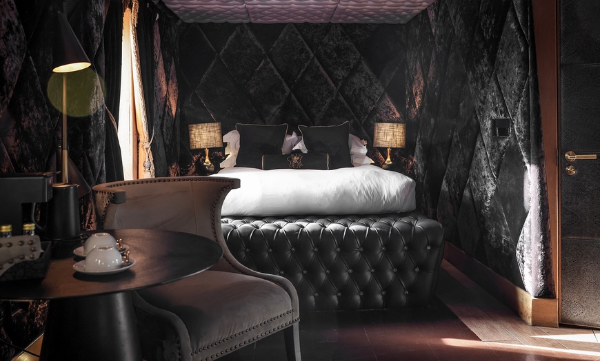 Image 2: Oxfordshire: 5* Luxurious Hotel Break with Dinner & Champagne