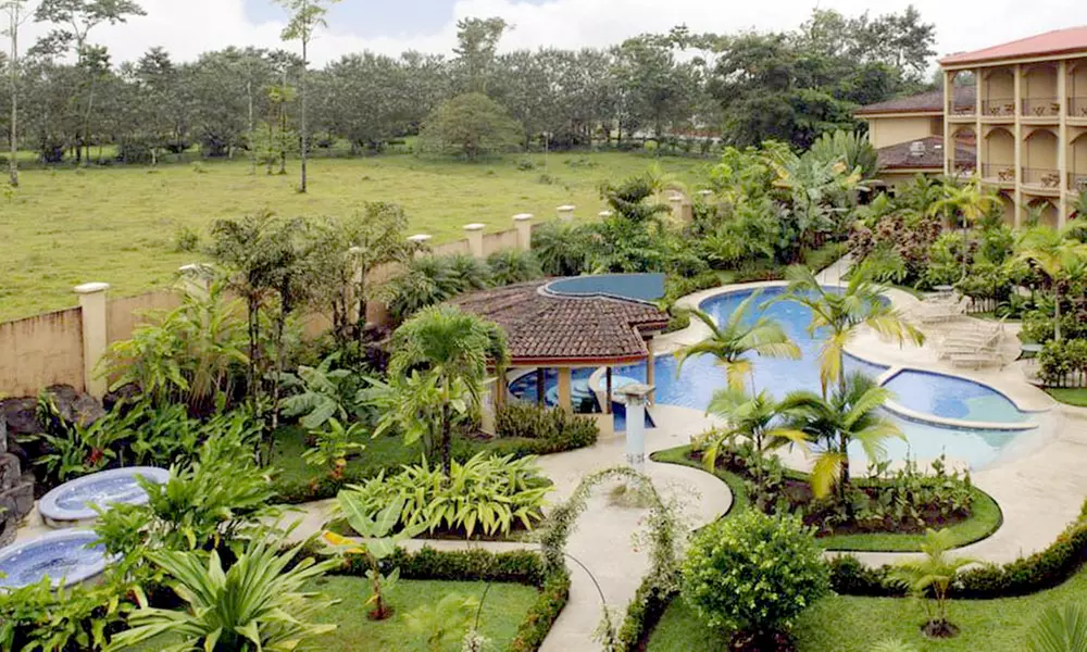 ✈ 5-Night Costa Rica Volcano & Cloud Forest Trip w/Air, Car Rental