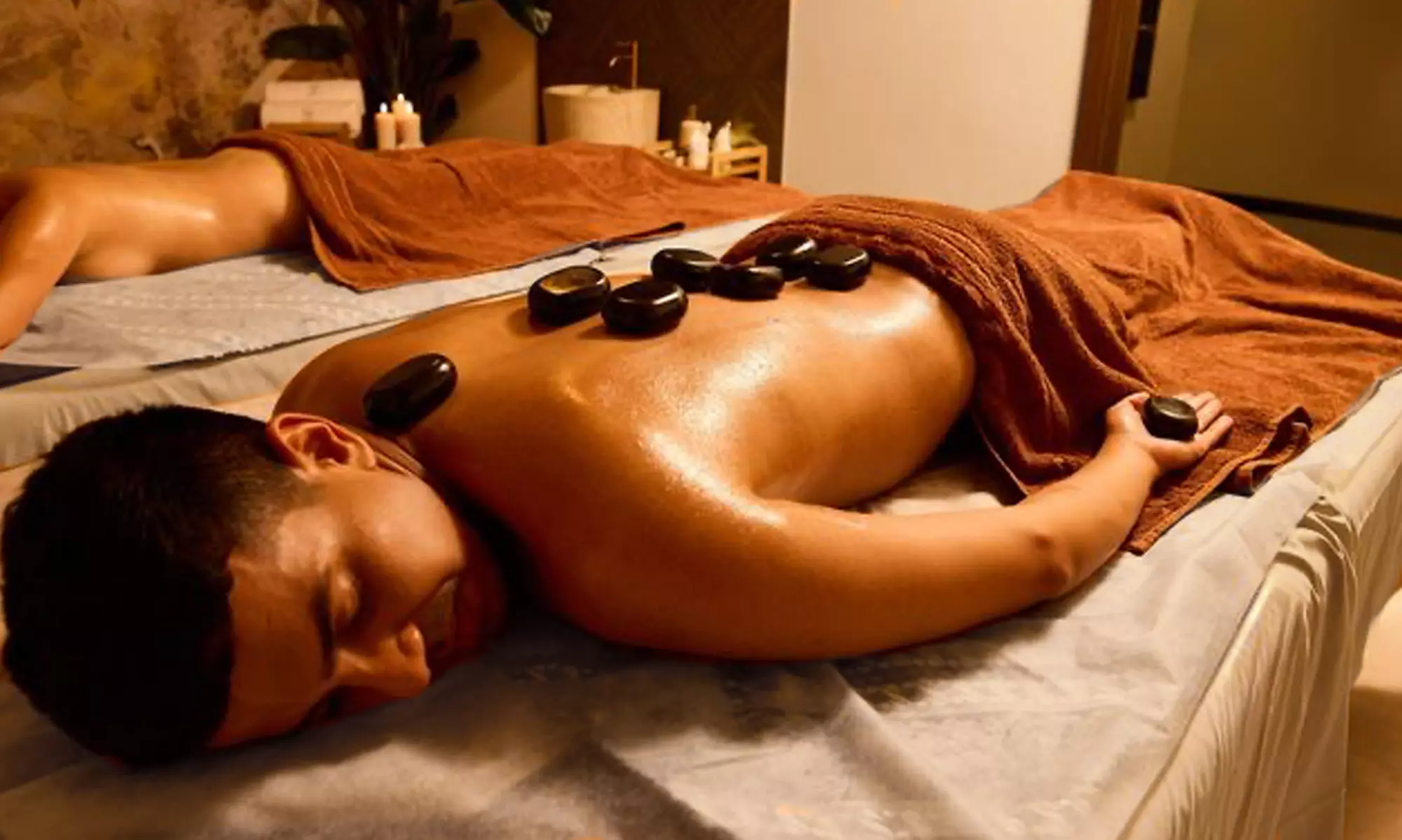 Masaż gorącymi kamieniami dla 1 osoby lub dla dwojga w JAWA Spa (do -22%) - Primary Image