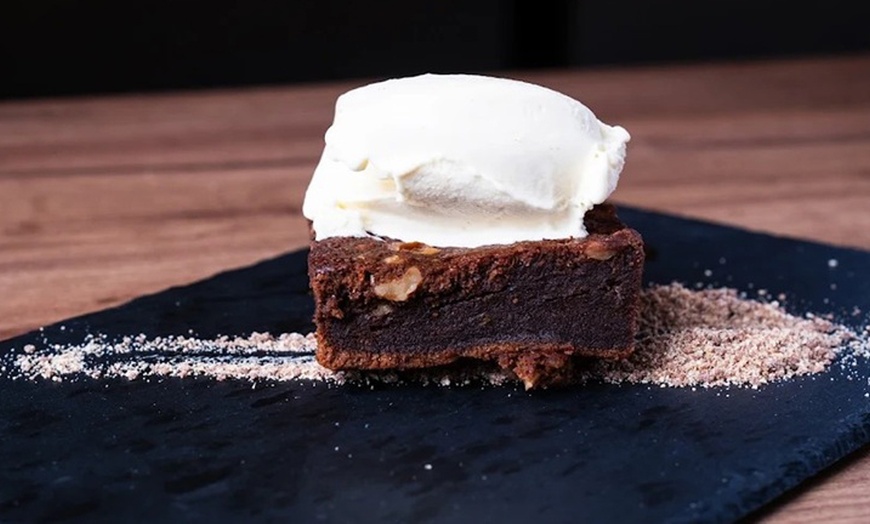 Image 9: Cena con espectáculo, cocktail, plato principal, postre y barra libre