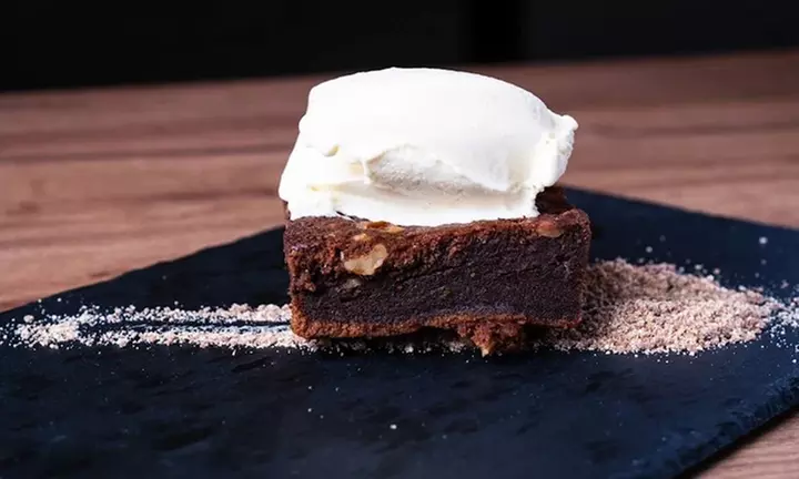 Cena con espectáculo, cocktail, plato principal, postre y barra libre