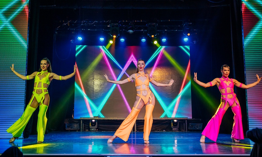 Image 10: "Évasion" : revue cabaret envoûtante avec menu "Glamour" en option