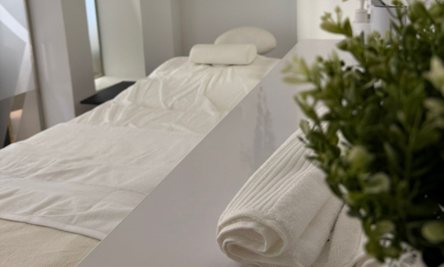 Image 2: Masaje a elegir de 45 o 60 minutos para 1 persona 