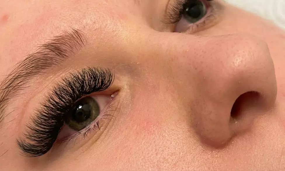 Wimpernverlängerung in der 1:1- / Volumentechnik, optional mit Refill