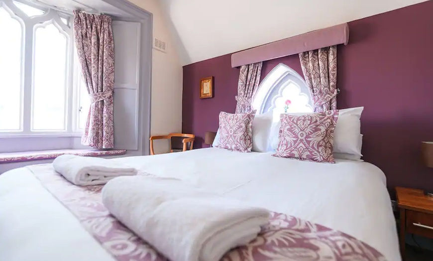 Image 2: Wrexham: Cosy Stay for 2 with Breakfast & 2 Course Dinner