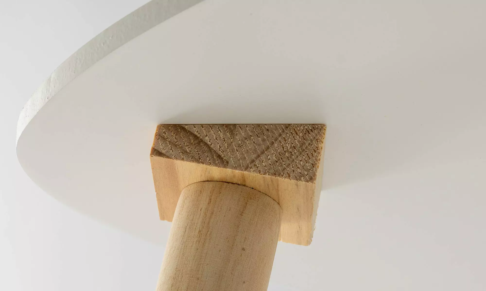 Juego de 2 mesas auxiliares de estilo nórdico en color blanco y madera