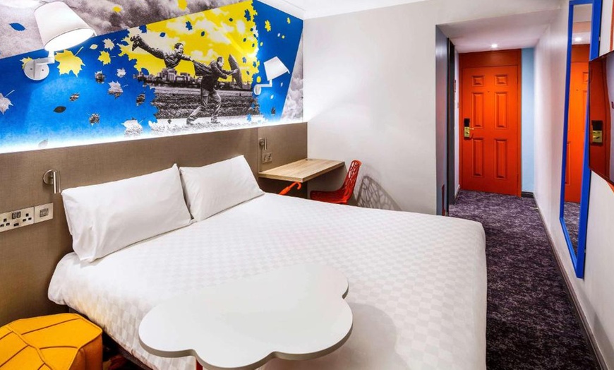 Image 5: Manchester: Standard Double Room with Breakfast