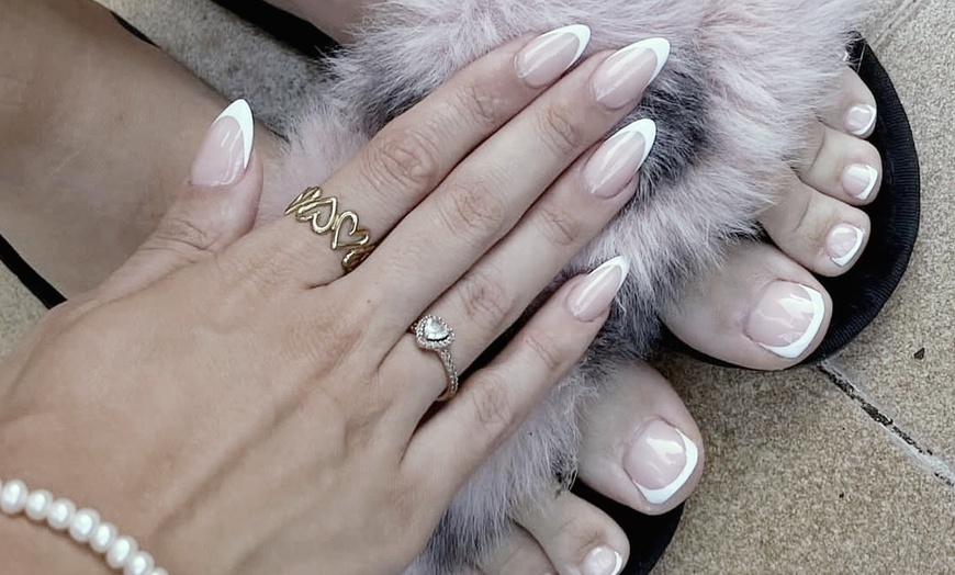 Image 5: 1 o 2 sesiones de manicura o pedicura normal o semipermanente