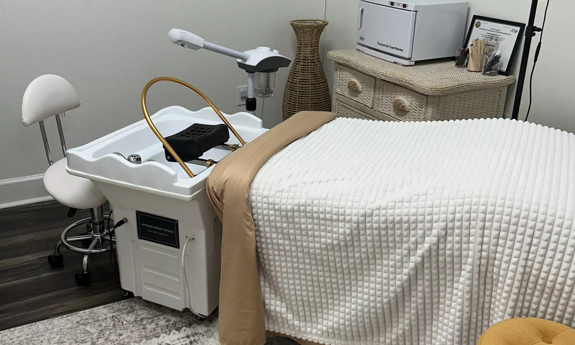 Relax with 60 or 90-Minute Japanese Head Spa & 30 or 60-Minute Facial