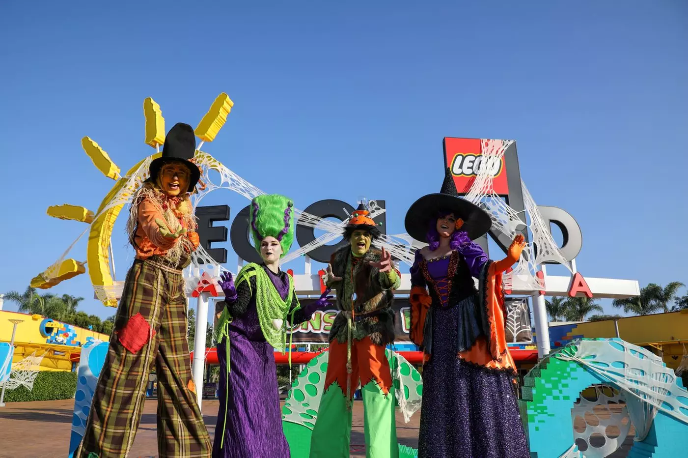 Steps from LEGOLAND with fun themed rooms & early park entry