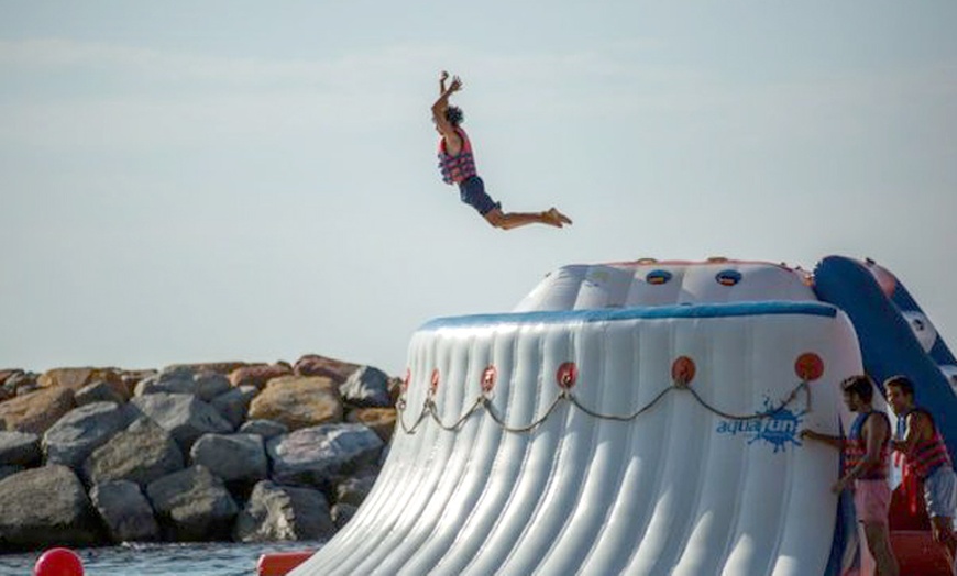 Image 1: Entrada general de 50 minutos a parque acuático en el mar para 1 o 2