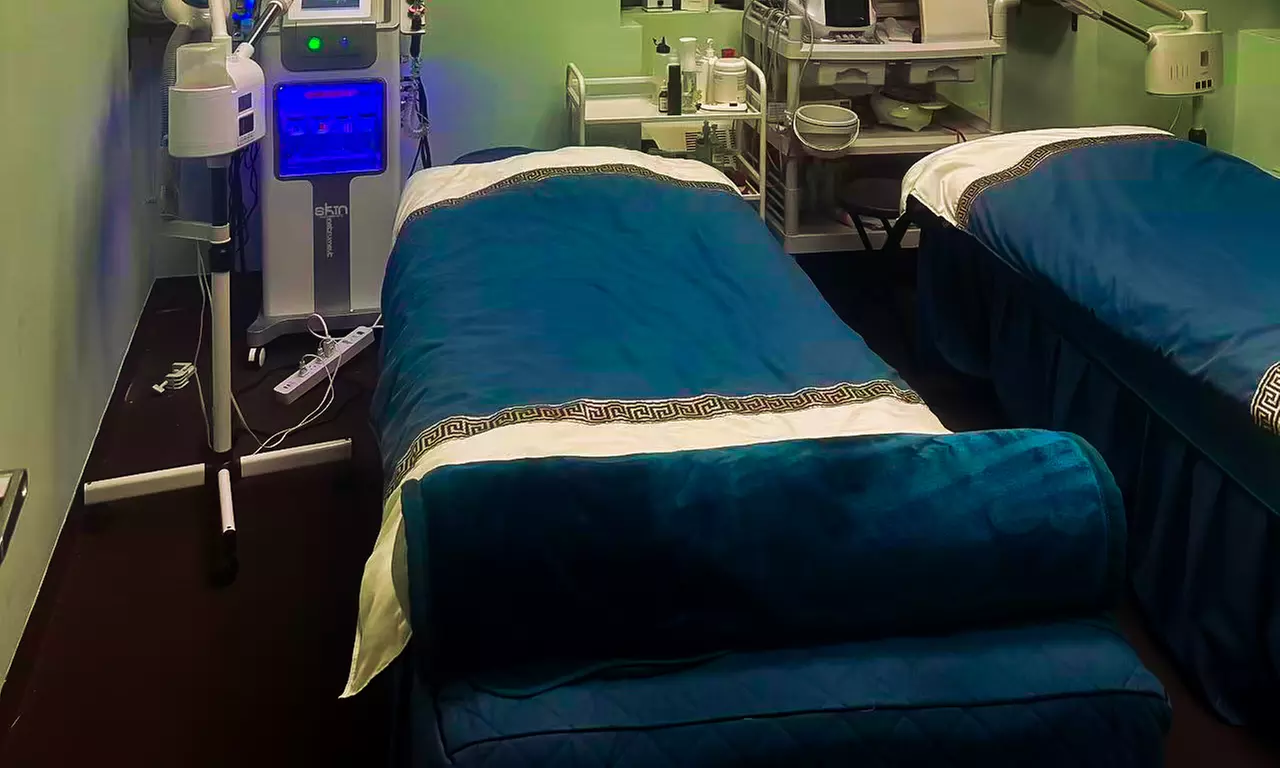 One 60 or 90-Minute Couples Massage Experience