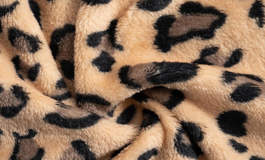 Image 3: Leopard Print Sweatpants, Comfortable Loose Fit and Trendy Design