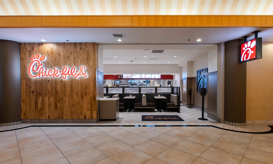 Image 23: Member-Only Deal: Steps from shopping, dining, & Orlando theme parks