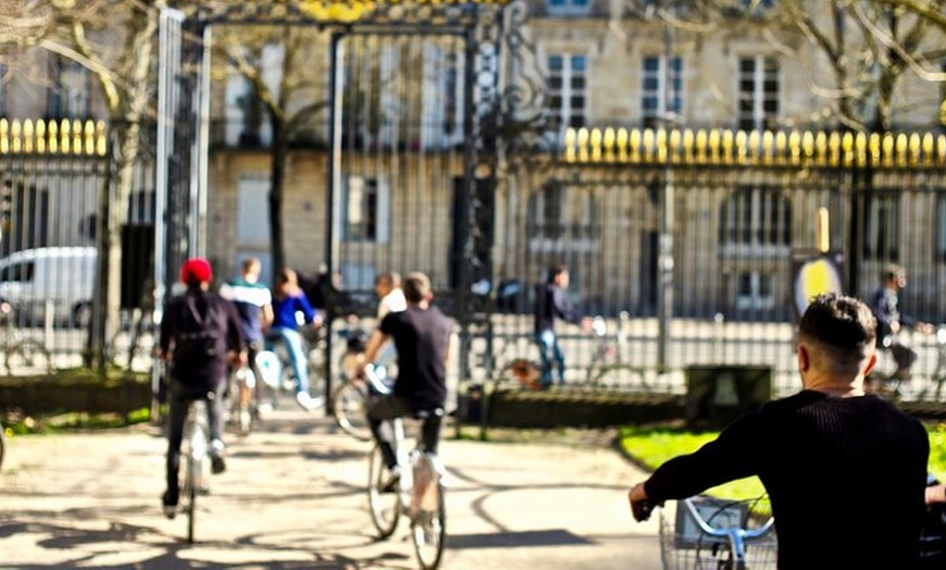 Image 1: Bordeaux à vélo : voyage sensoriel entre culture et ruelles secrètes