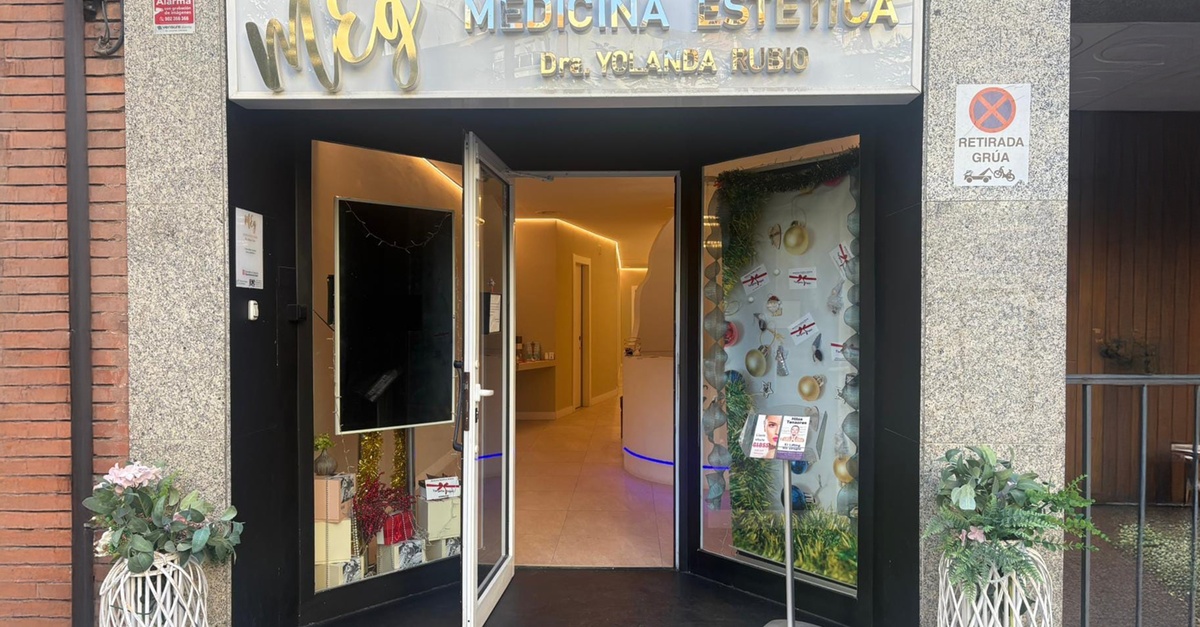 Sesión de microblading de cejas o eyeliner semipermanente en Barcelona