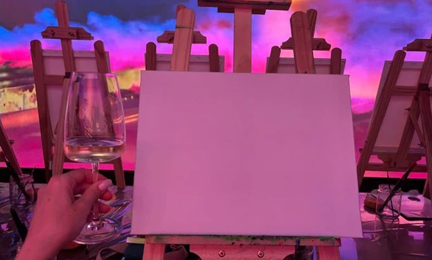Image 8: Taller de pintura con luces neón, música y vino ilimitado 