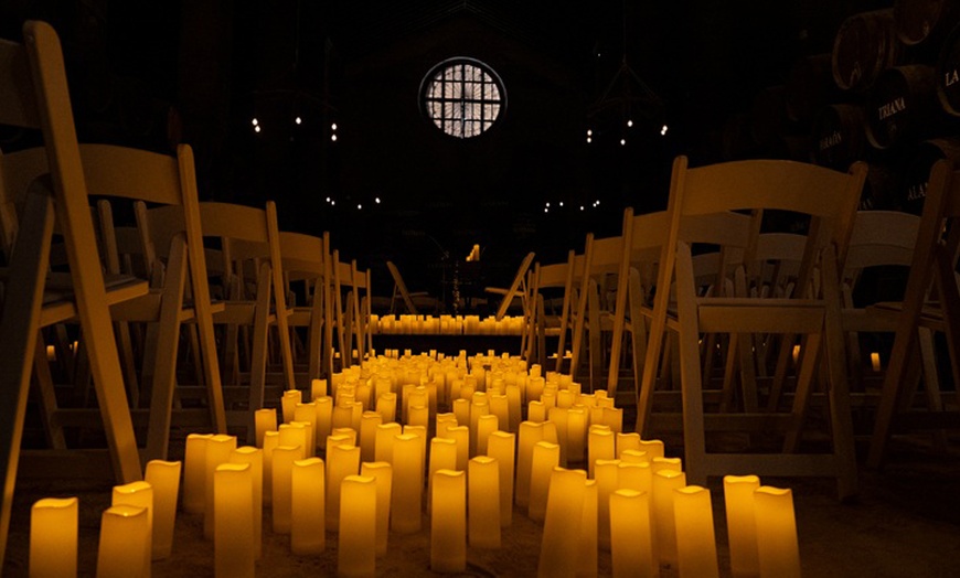 Image 4: Entrada a espectáculo Glory Nights bajo la luz de las velas para 1 o 2