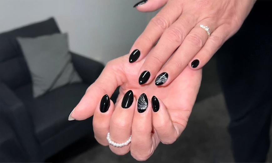 Image 2: 60-70 Min. Maniküre mit UV-Schellack und optionaler Nagelverstärkung