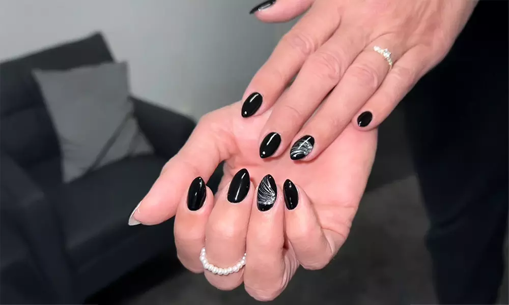 60-70 Min. Maniküre mit UV-Schellack und optionaler Nagelverstärkung