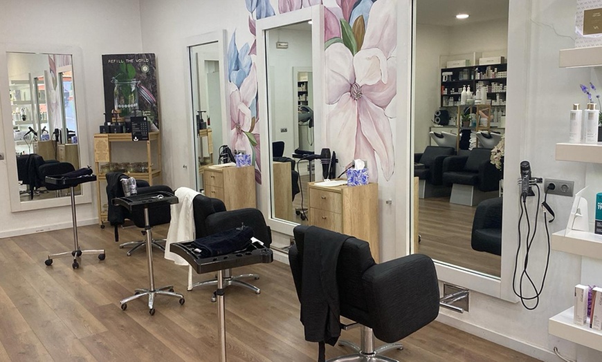 Image 2: Sesión de peluquería completa con opción a tinte o mechas
