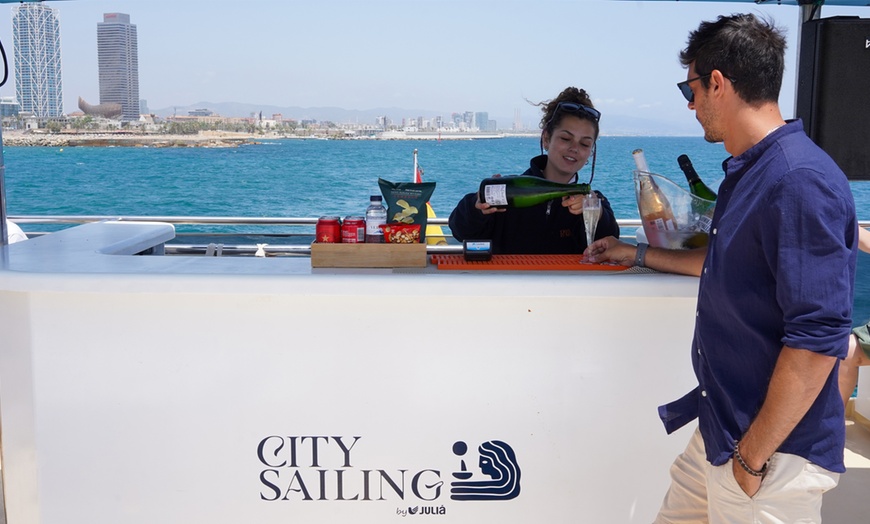 Image 1: Paseo de 1 hora en catamarán a vela por la costa de Barcelona