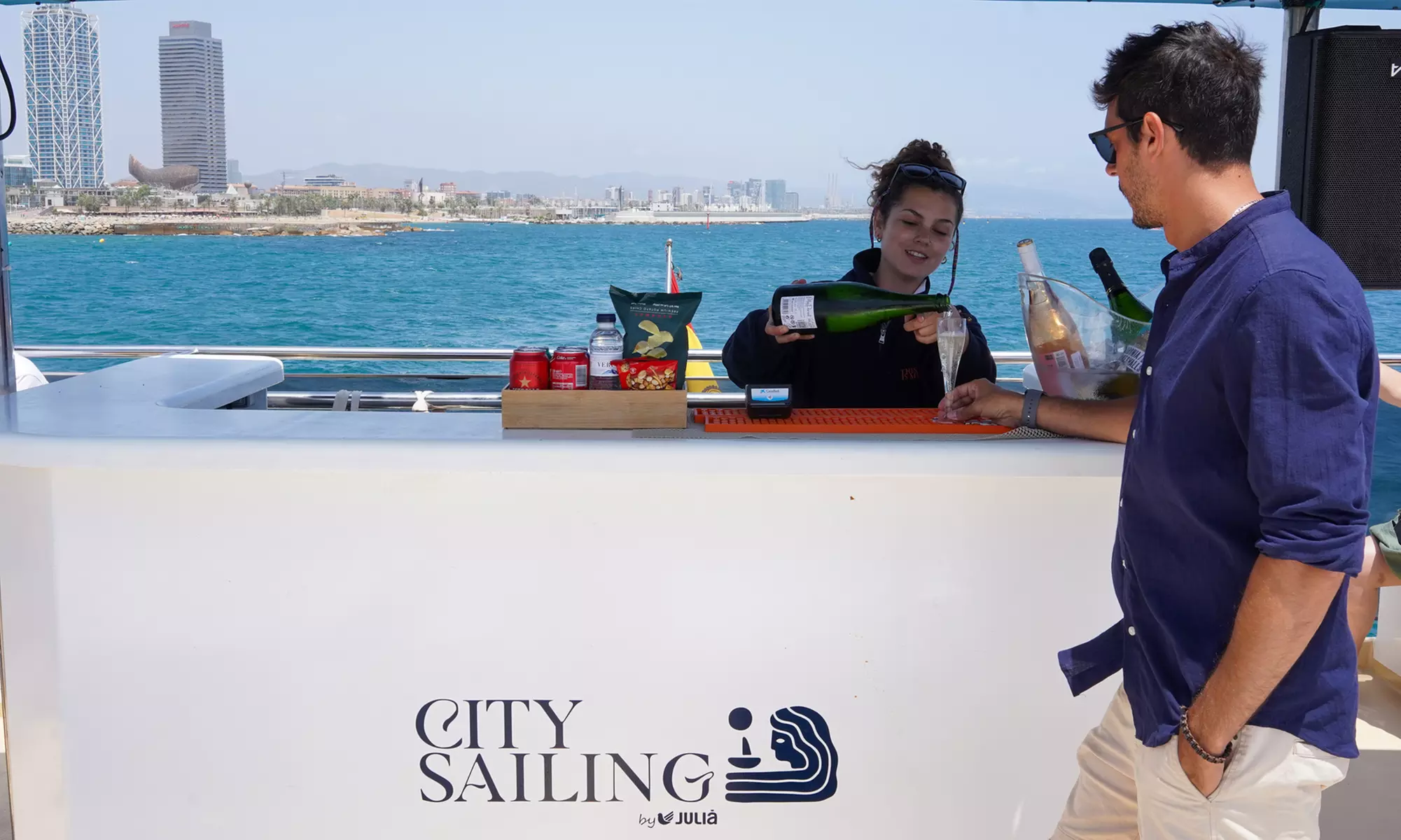 Paseo de 1 hora en catamarán a vela por la costa de Barcelona