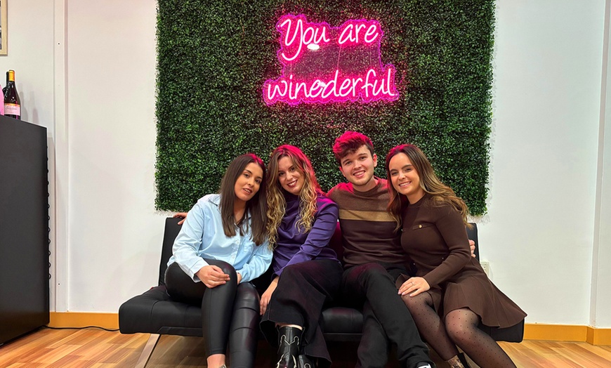 Image 5: Taller de pintura en cerámica o velas con barra de libre de vino